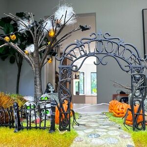 Retired 2006! Haunted front yard department 56 collectible